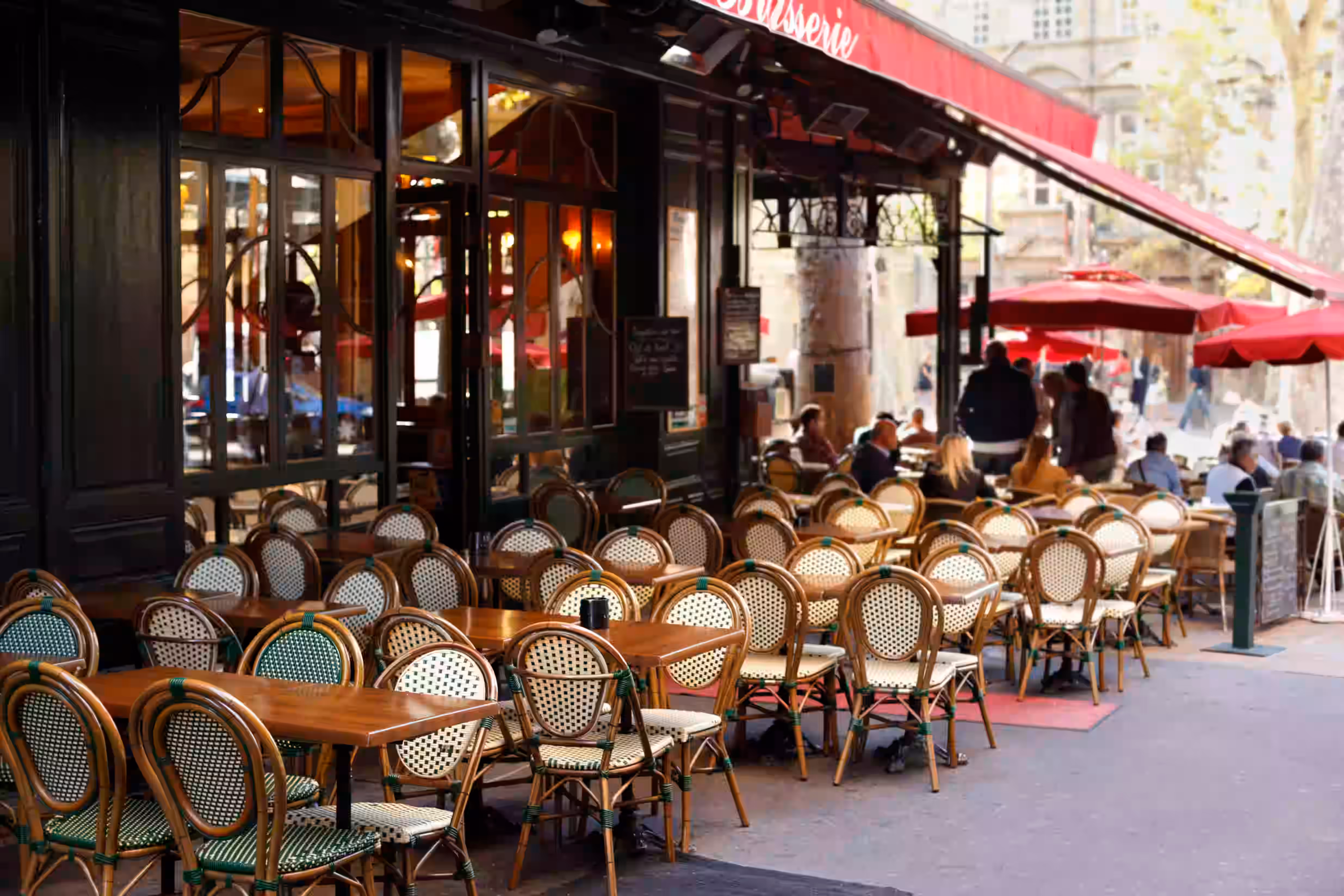 Elegantes Restaurant mit stimmungsvoller Beleuchtung. Der Gastraum ist modern eingerichtet mit warmer Atmosphäre, gedeckten Tischen und einer einladenden Bar im Hintergrund.