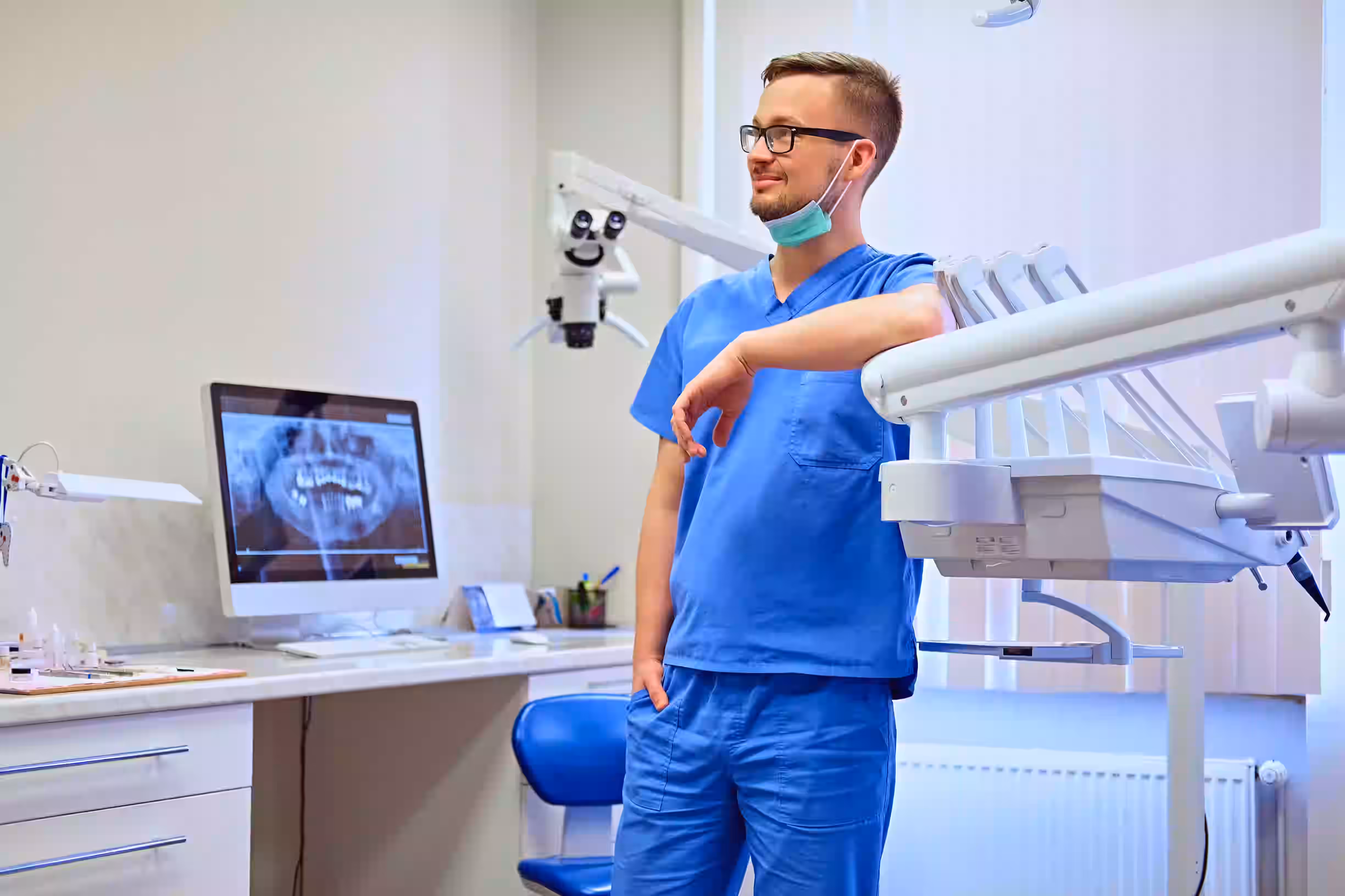 Moderne Zahnarztpraxis mit hochwertigem Behandlungsstuhl und state-of-the-art Ausstattung. Der helle, freundliche Raum strahlt Professionalität und Vertrauenswürdigkeit aus.